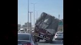 حقيقة فيديو ''شهامة سائق منعت كارثة'' على الطريق 