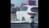 حقيقة فيديو ''شهامة سائق منعت كارثة'' على الطريق 