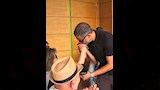محمد فراج يقبل يد الفنانة سماح أنور