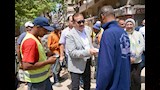 محافظ بورسعيد يوزع كوبونات مواد غذائية على عمال النظافة