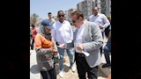 محافظ بورسعيد يوزع كوبونات مواد غذائية على عمال النظافة