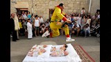 إل كولاتشو.. قفزة غريبة فوق الأطفال في إسبانيا