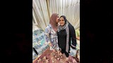 مروة تقبل رأس والدتها (2)