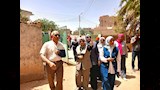 رئيس مركز الداخلة يرافق نقيب التمريض في جولة بالمدينة