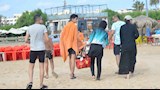 تسللوا رغم الغلق.. إخلاء عائلات من شاطئ بورفؤاد بسبب خطر «السحب الشديد»