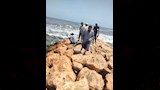 صورة اخرى توضح بحث اهالي عن غريق بين الصخور
