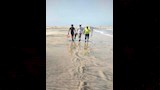 غواصون يعملون في الشاطئ