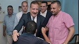 لم يستطع الذهاب إليه فزار بيته.. محافظ بورسعيد يُجبر خاطر مواطن "مبتور الساقين" -صور