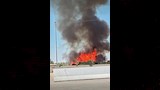 السنه اللهب تتصاعد من موقع الحريق 