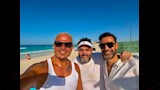 "الأبيض شكله علينا خطير".. شيكو ينشر صورة مع عمرو دياب وأمير طعيمة في الساحل