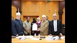 مجلس جامعة الأزهر يكرِّم أسرة عضو هيئة تدريس توفيت أثناء العمل بمستشفى الزهراء (2)