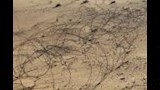 بقايا اسلاك شائكة لحماية ثكنة الانلجيز بجبل الانلجيز غرب واحة الخارجة (1)