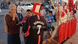 إقبال كبير على أعلام وكابات المنتخب (2)