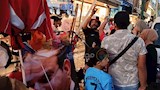 إقبال كبير على أعلام وكابات المنتخب (7)