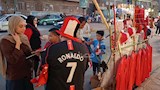 إقبال كبير على أعلام وكابات المنتخب (4)