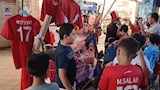 إقبال كبير على أعلام وكابات المنتخب (5)
