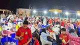 العائلات تشاهد المباراة على الكورنيش