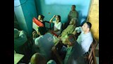 سائحتان برازيليتان تساندان الفراعنة من قلب الأقصر (3)