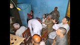 سائحتان برازيليتان تساندان الفراعنة من قلب الأقصر (7)