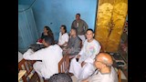سائحتان برازيليتان تساندان الفراعنة من قلب الأقصر (8)