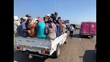 محافظ الدقهلية يوقف موكبه لتوفير مواصلات آمنة لعمال على طريق جمصة (1)