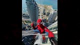 الرجل العنبكوت يتأرجح بين أبراج العلمين
