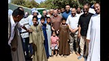 محافظ أسوان مع أهالى قرية العدوة