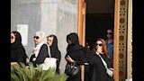 الأهل والأصدقاء يواسون تامر حسني في وفاة والده