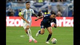 لاوتارو مارتينيز لاعب الأرجنتين مع لاعب الرأس الأخضر_