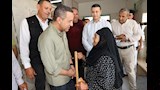 عجوز تحاور المحافظ عن رأيها في خدمات المستشفى