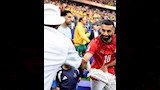 صامويل ال جاكسون يصافح قائد منتخب مصر محمد صلاح