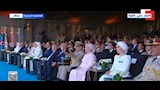 الرئيس السيسي وقرينته يلوحان لأطفال يحملون أعلام مصر  (1)