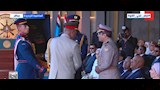 القائد العام للقوات المسلحة يهدي الرئيس السيسي هدية تذكارية خلال افتتاح الأوكتاجون (1)
