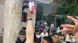 خلال محادثة مرئية بين لاعب المنتخب محمود صابر واسرته
