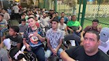 الجماهير خلال متابعتها المباراة بمسقط رأس نجم المنتخب
