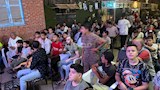 خلال متابعة الجماهير