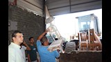 محافظ القليوبية يضبط مخزنًا يعيد تعبئة منظفات مجهولة  (2)