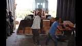 محافظ القليوبية يضبط مخزنًا يعيد تعبئة منظفات مجهولة  (3)
