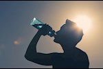 ماذا يحدث عند شرب الماء المثلج بعد التعرض لأشعة الشمس؟ 