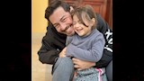 قلبي بيتقطع كل ما أشوفها تعبانة.. أحمد زاهر يكشف تفاصيل مؤثرة عن مرض ابنته نور