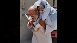 كتف والدها 
