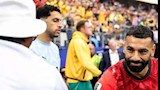صامويل  جاكسون يصافح قائد منتخب مصر محمد صلاح