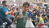  رغم خسارة المنتخب.. طفل بالشرقية يحول زحام مباراة الأرجنتين إلى مصدر رزق -صور