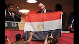 بعد تعرضه للهجوم.. إنفانتينو يرفع علم مصر قبل مباراة كولومبيا و سويسرا (صور)