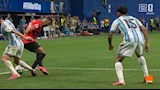 تدخل لاعب الأرجنتين على صلاح (1)