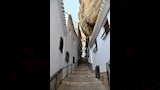 سكان تحت صخرة عملاقة