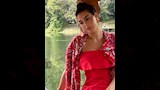 ياسمين صبري باطلالة أنيقة بجوار البحيرة