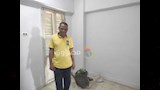 عامل يتعرض للنصب 