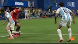 تدخل لاعب الأرجنتين على صلاح (2)_3