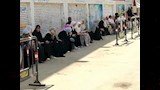 اولياء الأمور ينتظرون ابنائهم على الرصيف